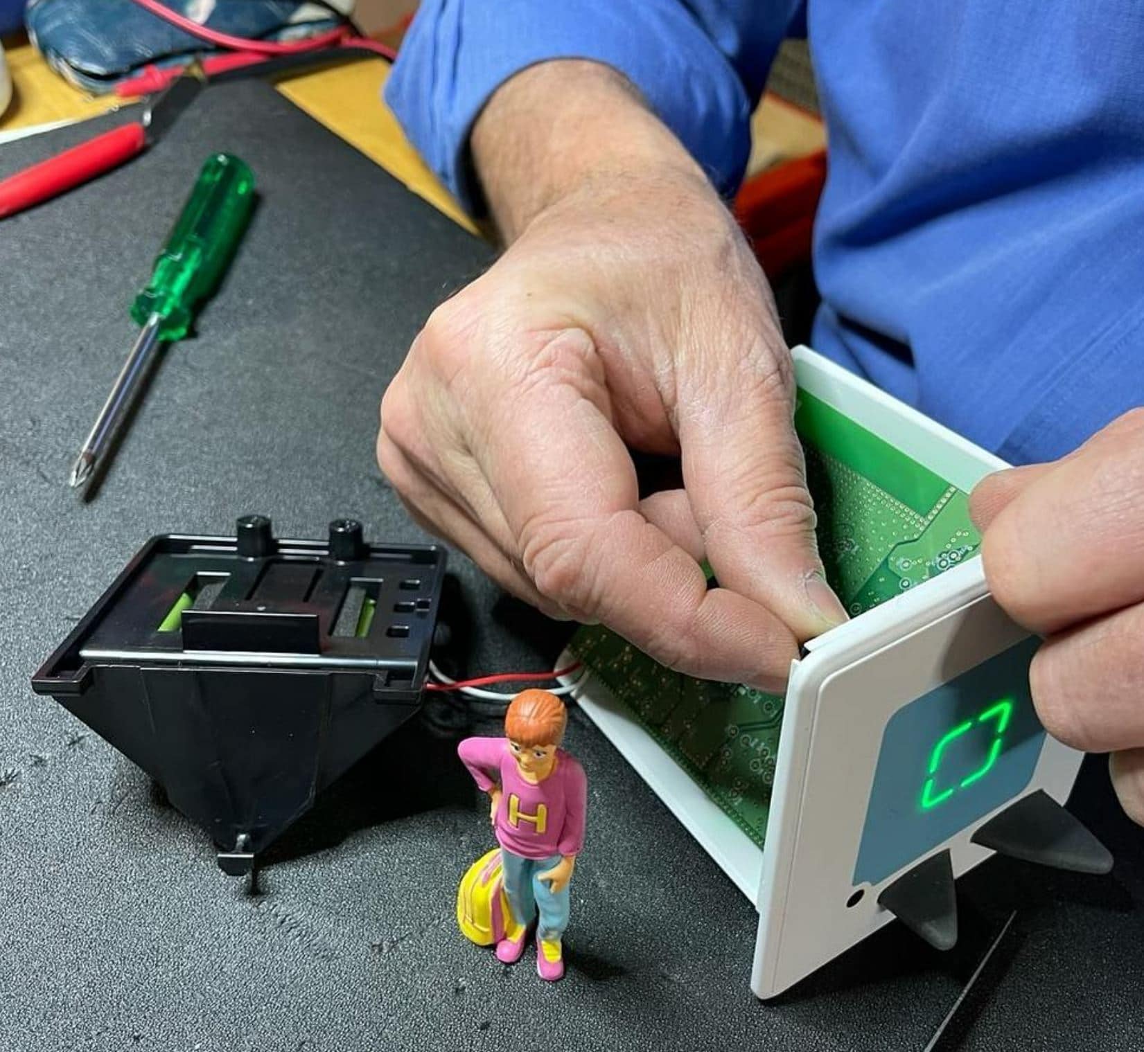 Foto von der Reparatur eines Elektrogerätes.
